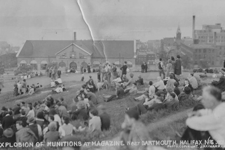 Evacuees on Citadel Hill. (Dartmouth Heritage Musueum 2004_009_002)